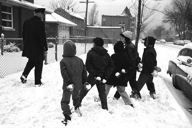 21. Şikoga'da bir polis memuru 1959 yılında sokaktaki küçüklerden soğuk bir selam almak üzere...