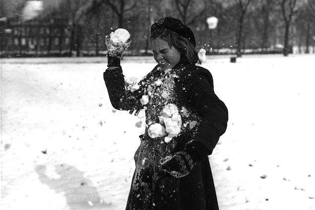 19. 1954'te yoksul bir kesimde zorluklar içerisinde yaşamasına rağmen kış mevsiminde ne kadar mutlu gözüküyor değil mi?