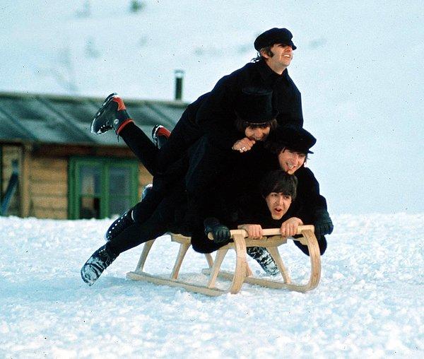 18. 1965'teki "Help" filminin çekimlerinde Beatles biraz da kış sporlarının tadını çıkartmaya karar vermiş...