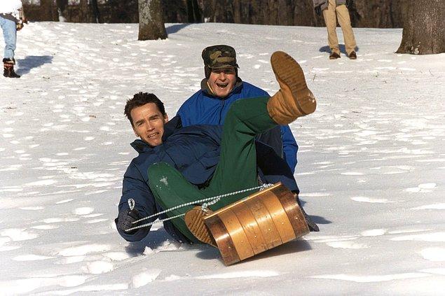 13. Başkan George H.W. Bush eminiz kendine Arnold Schwarzenegger'den daha iyi bir kızak partneri bulamazdı. (1991)