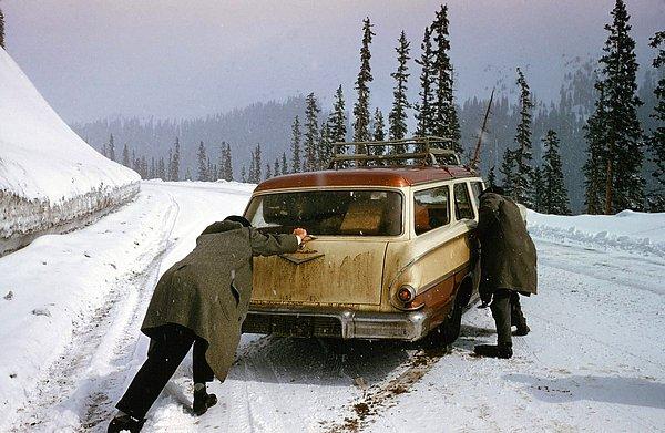 9. Tabii ki her zaman kış mevsimi o kadar minnoş olmuyor, 1958'de Aspen'de karda kalan bu araba ve iki adamın o kadar da mutlu olduğunu düşünmüyoruz.