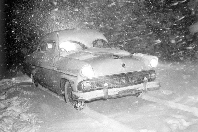 8. 1955'de Philadelphia'da korkunç bir gece, korkunç bir kar fırtınası...