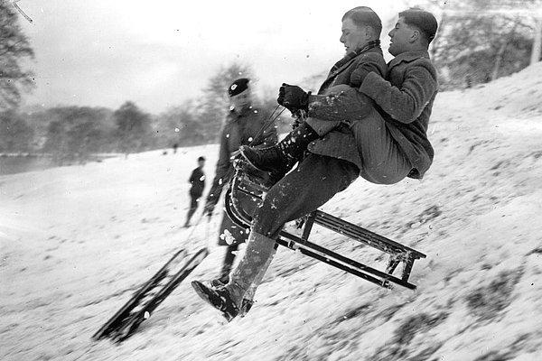 5. 1935, bir çift Londralı kış aktivitelerinin eğlencesini yaşarken...