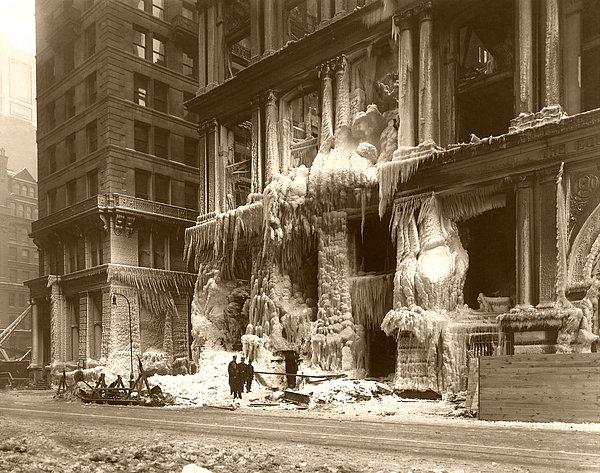 3. İlk bakışta gerçek olduğuna inanmakta güçlük çektiğimiz buzdan saray: 1912, New York, Equitable Life Insurance Company