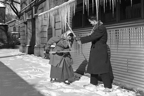 2. 2019'da biz çok eğlenceli olduğunu düşünmesek de, 1940'da insanlar eğlenmek için buzları kullanıyordu galiba...