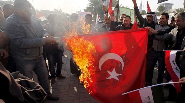 Fakat Türk bayrağını yakan fotoğraftaki grubun Suriyeli olduğu iddiası doğru değil. Fotoğraf 2015 yılında Irak’ın başkenti Bağdat’ta Türkiye’nin Musul’daki askeri varlığına karşı düzenlenen protestolar sırasında çekildi.