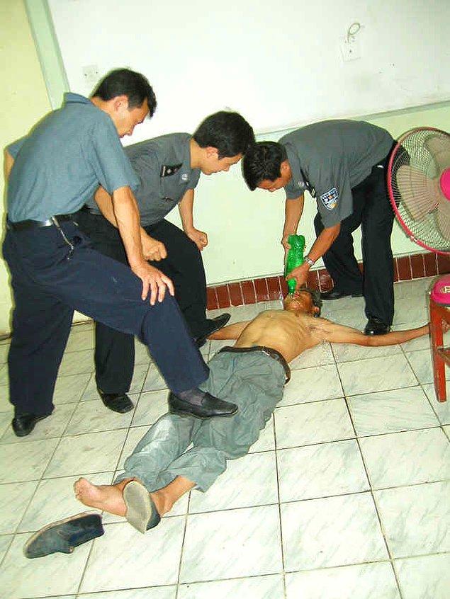 Ancak, elleri bağlı şekilde yerde yatan ve kollarını açan bir adamın olduğu fotoğrafların Çin tarafından işkence yapılan Doğu Türkistanlı Müslümanları gösterdiği iddiası doğru değil.