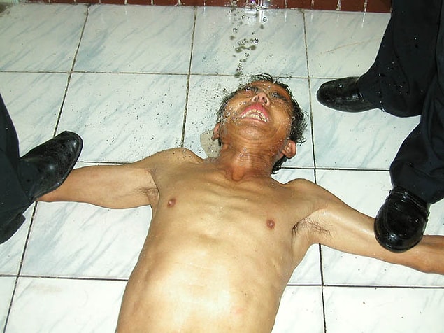 Fotoğrafların, ABD’de bulunan ve Çin’de meydana gelen din kaynaklı işkenceleri araştıran “Committee for Investigation on Persecution of Religion in China” isimli kuruluşun İnternet sitesinde de yer aldığını görmek mümkün.