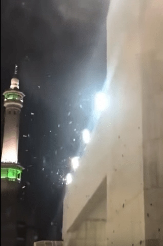 Kâbe ve çevresinde çekirge istilası yüzünden namaz kılınamadığı iddiası doğru değil. 7 Ocak 2019’da Mekke’de Kâbe’nin de içinde bulunduğu alanı çevreleyen büyük mescit Mescid-i Haram’da çekirge istilası yaşanmış.