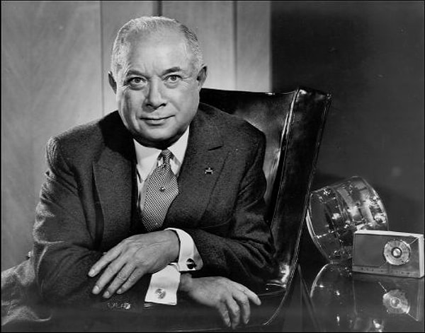 9. Что открыл выходец из России Давид Сарнов?