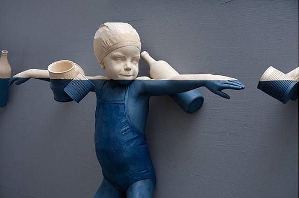 4. "Shadow in the Water" (Тень в воде) - это артефакт, который раскрывает ущерб, который мы наносим окружающей среде намеренно или непреднамеренно. Вы действительно хотите плавать в таком море? Теперь это очень важно для нашей планеты.