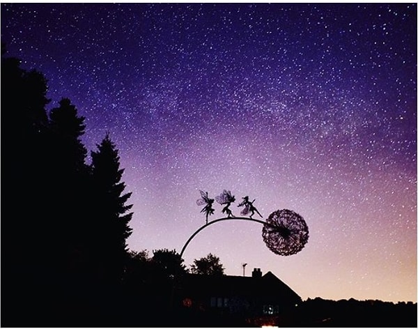 7. «Большое приключение» принадлежит Робину Уайту, который в основном создает фей. В своей книге «Искусство фантазийной проволоки» Уайт подробно описывает, как создавал свои сказочные фигуры.