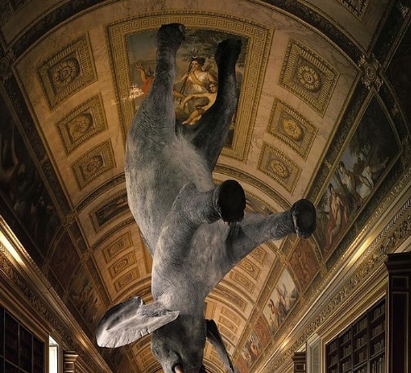 9. В продолжении серии самых символичных работ Дэниела Фирмана представляем его произведение под названием "Слон". Именно благодаря ему, скульптор создаёт уникальный мир, добавляя свою оригинальную интерпретацию пространству.