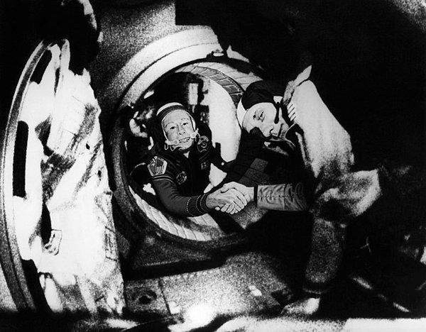 3. Soyuz Uzay Aracının Sovyet mürettebatı komutanı Alexei Leonov (solda) ve ABD Apollo mürettebatının komutanı.