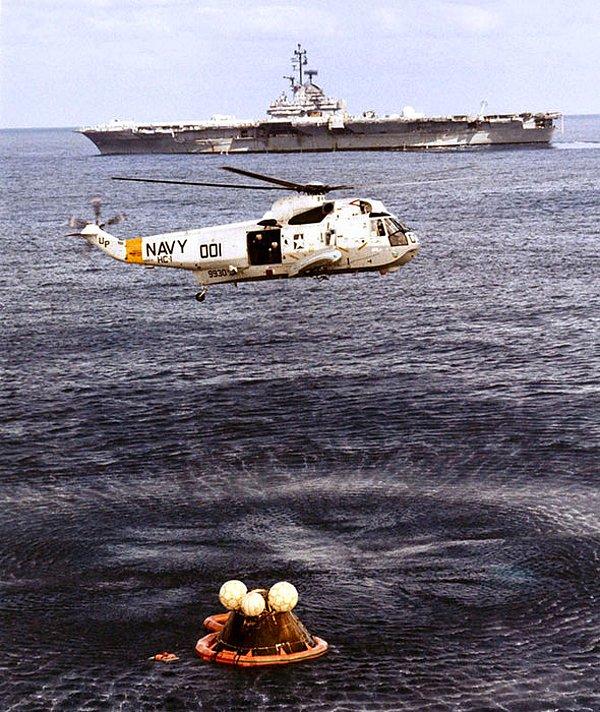 4. Apollo 17'nin denize inişi sonrası kurtarma operasyonu.