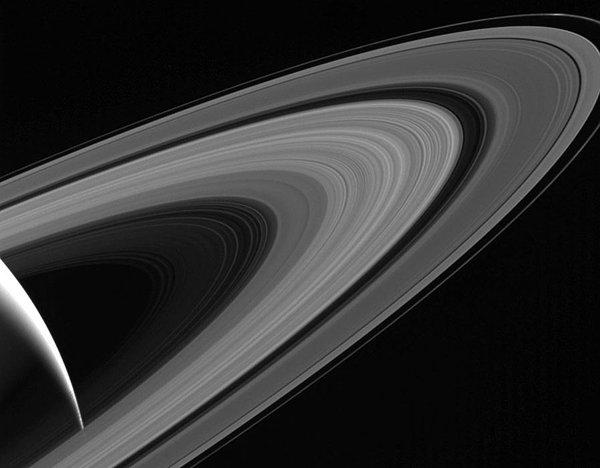 6. Satürn'ün halkaları ve buzlu Ay Tethys!