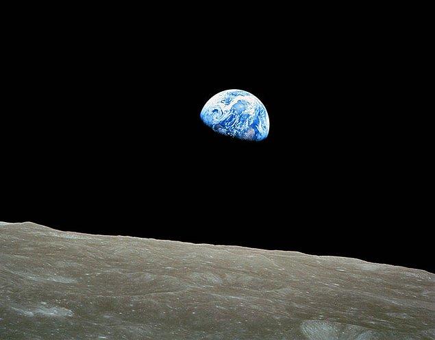 9. Apollo 8 astronotları tarafından 24 Aralık 1968'de çekilen dünyanın ilk renkli görüntüsü.