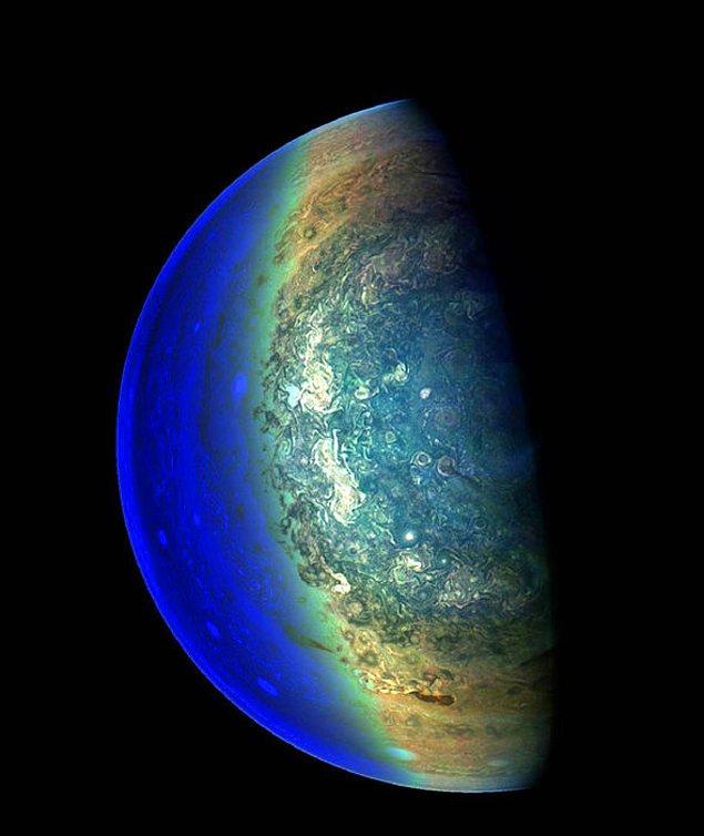 10. Jüpiter'in güney yüzünde oluşan bulut kümesi ekvator bölgesine doğru bakıyor.