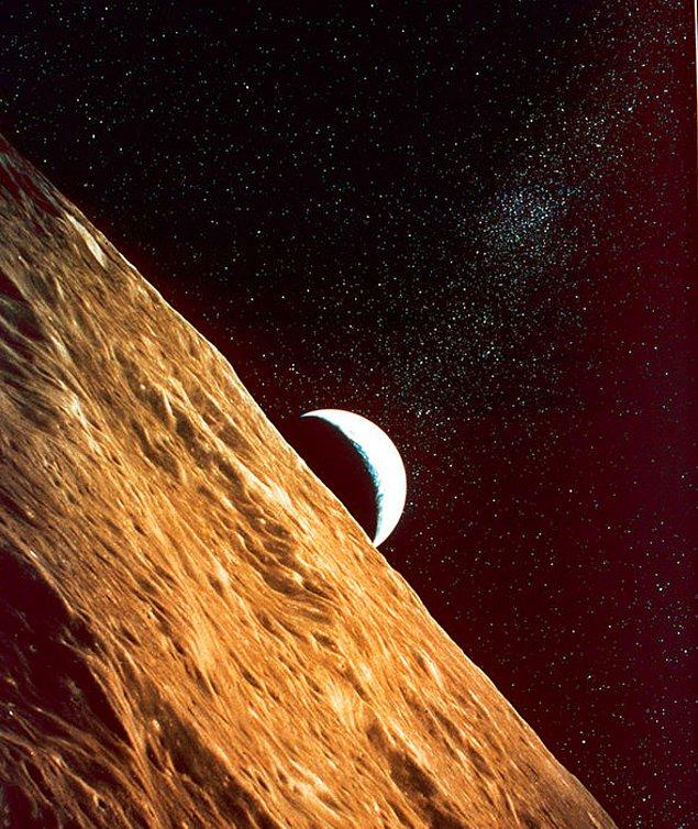 13. Apollo XI görevi sırasında Ay'ın yüzeyinden çekilmiş bu NASA fotoğrafında Dünya'nın yükselişi görülebiliyor.