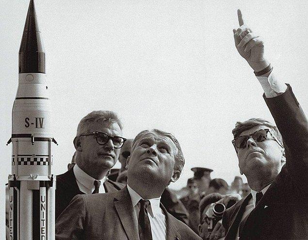 15. ABD Başkanı John F. Kennedy (sağda) Cape Canaveral fırlatma rampasında.