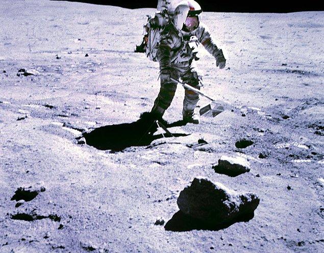 17. Apollo 12 uzay görevinin astronotlarından biri ayın yüzeyinde bir kamerayla deneyler yapıyor.