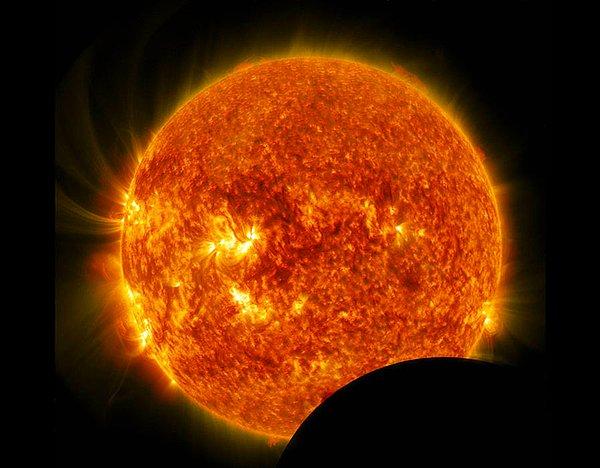 18. Ay, NASA'nın Solar Dinamikler Gözlemevi (SDO) ile güneş arasına geçtiğinde görülebilen ve "Ay geçişi" olarak adlandırılan fenomen.