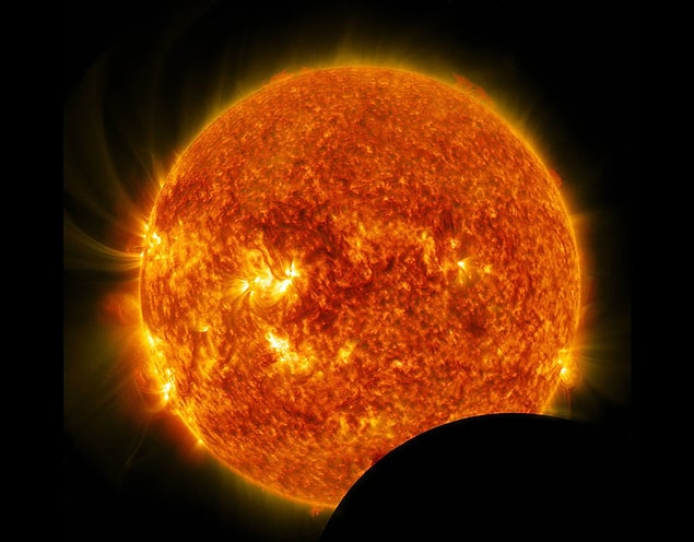 18. Ay, NASA'nın Solar Dinamikler Gözlemevi (SDO) ile güneş arasına geçtiğinde görülebilen ve "Ay geçişi" olarak adlandırılan fenomen.