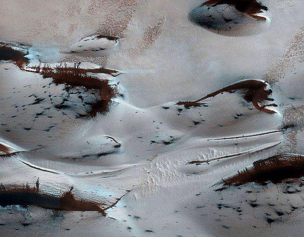21. Mars'ın en kuzeyindeki kum tepeleri, kışın meydana gelen karbondioksit (kuru) buzlarının altından ortaya çıkmaya başlamış.