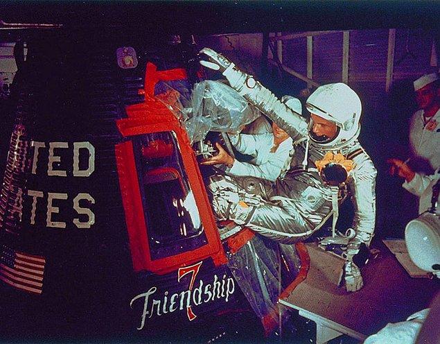23. ABD astronot John Glenn Merkür adlı uzay aracına girerken...