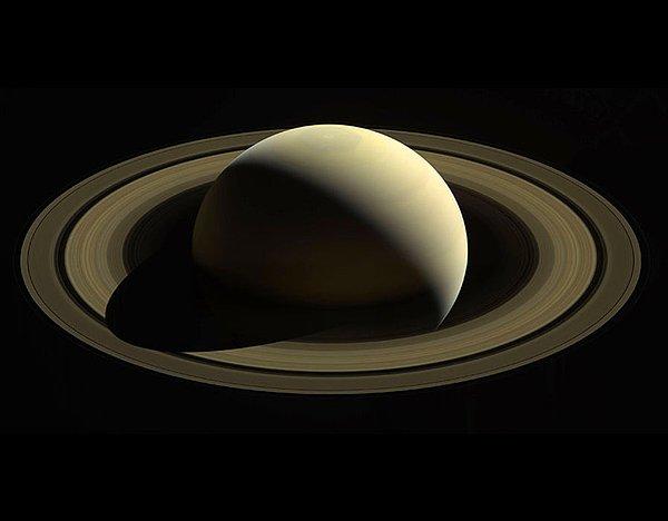 27. Cassini uzay aracı tarafından çekilmiş Satürn'ün en son tam görünümlerinden biri. 28 Ekim 2016.