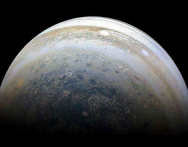 29. Jüpiter'in güney yarım küresi.