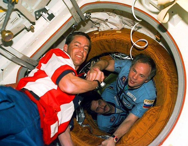 34. ABD Uzay Mekiği Atlantis Komutanı James Wetherbee (solda) ve Rus Uzay İstasyonu Mir 24 Komutanı Anatoly Slolovyev.