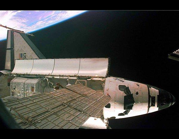 35. ABD uzay mekiği Atlantis, Rusya'nın uzay istasyonu Mir'in yanında. Arkada ise dünya görünüyor.