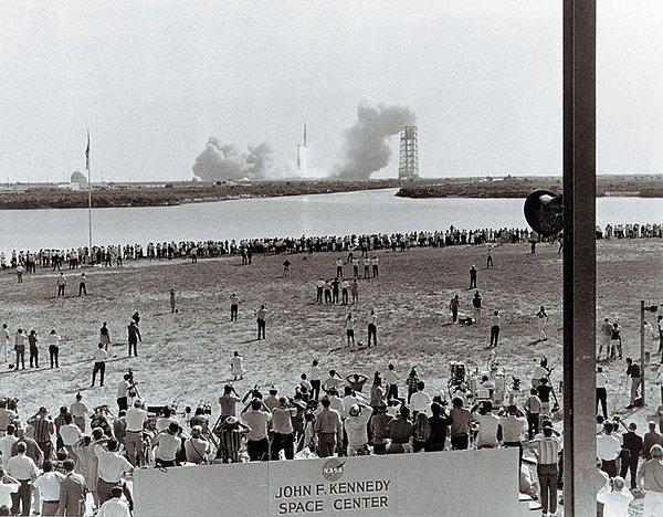40. Apollo 11 uzay mekiğinin kalkmasını izleyen insanlar.