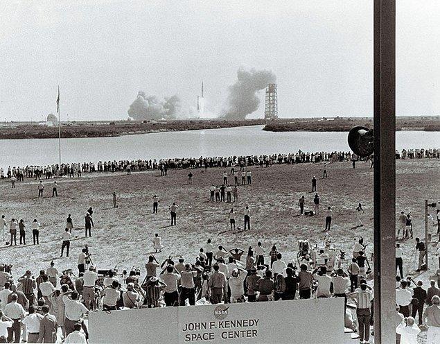 40. Apollo 11 uzay mekiğinin kalkmasını izleyen insanlar.