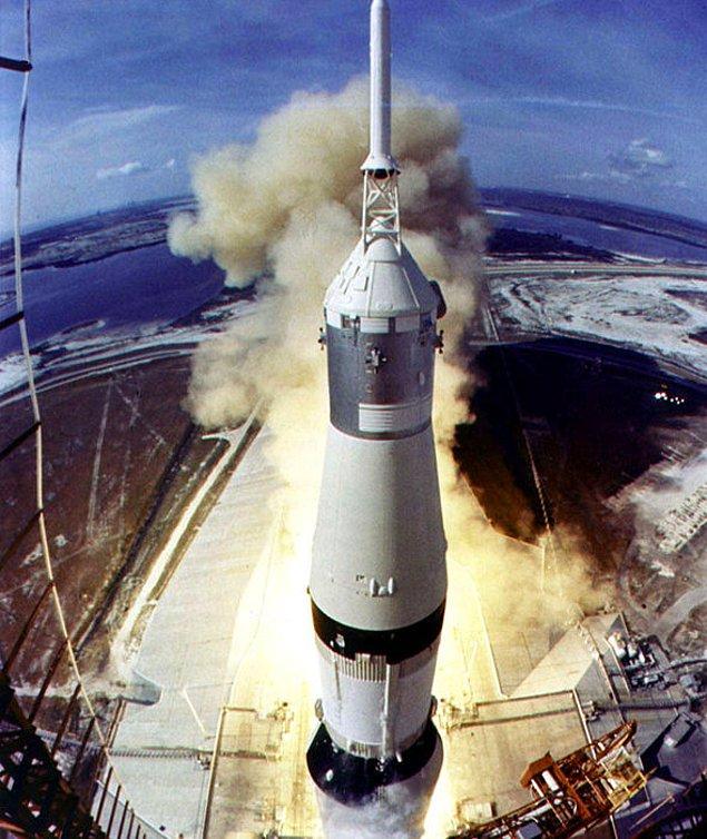 41. Apollo 11'in iniş görevi devam ederken Saturn V fırlatılıyor.