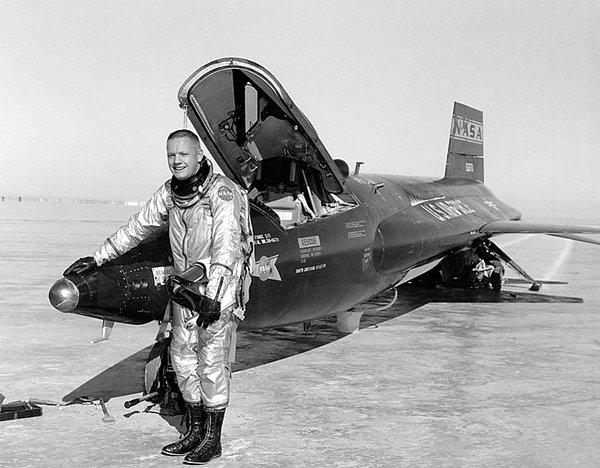 44. Neil Armstrong California'da X-15 uçağının yanında.