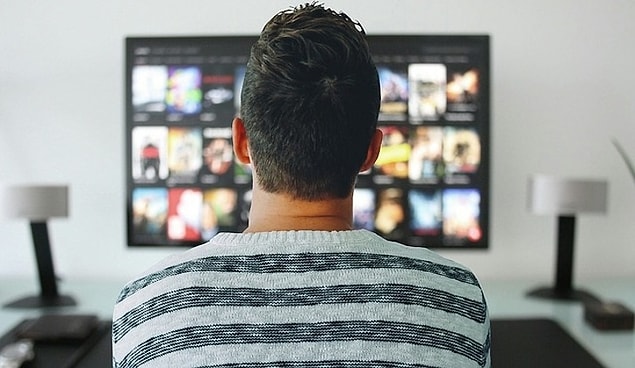 2. Tüm gün Netflix'de dizi izleyerek para kazanabilirsiniz.