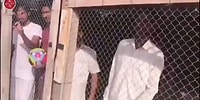 BAE Futbol Takımı Lehine Zorla Tezahürat Yaptırmak İçin Hint Göçmenleri Kafese Kapatan İş Adamı!