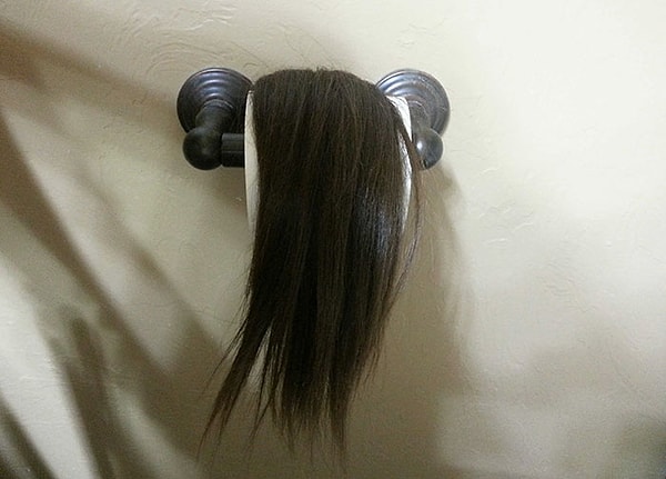 7. «Сестра недавно обрезала свои волосы. Она знает, как меня напрягают чужие волосы, и поэтому оставляет их везде по дому»