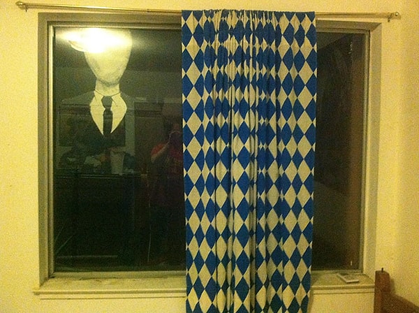 8. «Брат прикрепил эту жуть на окно в моей комнате. Я чуть не обделался от страха, когда зашел»