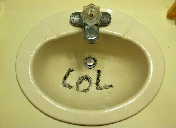 21. «Сестра ненавидит, когда я бреюсь и оставляю щетину в раковине»