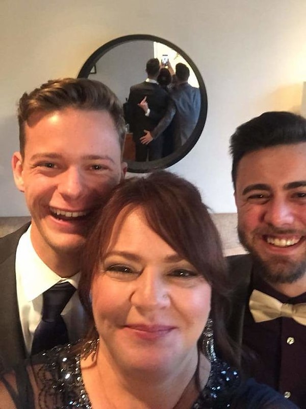 23. «Мама захотела селфи с сыновьями на свадьбе нашей сестры»