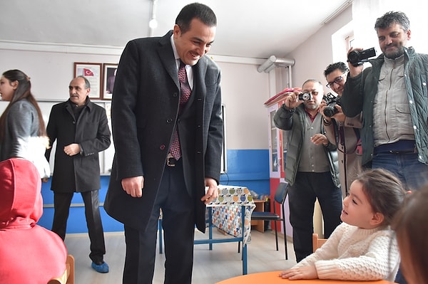 Öksüz, burada ilk olarak ana sınıfında öğrenim gören öğrencilerin karnelerini dağıttı.