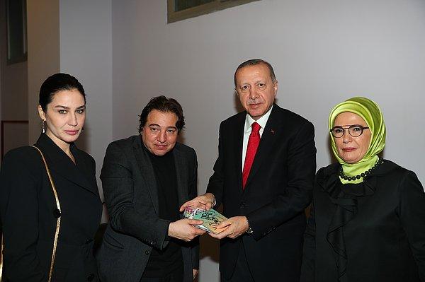 Cumhurbaşkanı Erdoğan konser sonunda kulise geçerek tekrar Fazıl Say ile biraraya geldi. Fazıl Say da CD'lerinden oluşan bir albümü imzalayarak Erdoğan'a sundu.