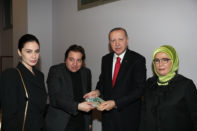 Cumhurbaşkanı Erdoğan konser sonunda kulise geçerek tekrar Fazıl Say ile biraraya geldi. Fazıl Say da CD'lerinden oluşan bir albümü imzalayarak Erdoğan'a sundu.