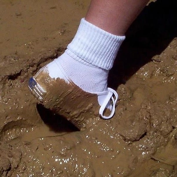 15. Очень жаль белоснежную обувь...