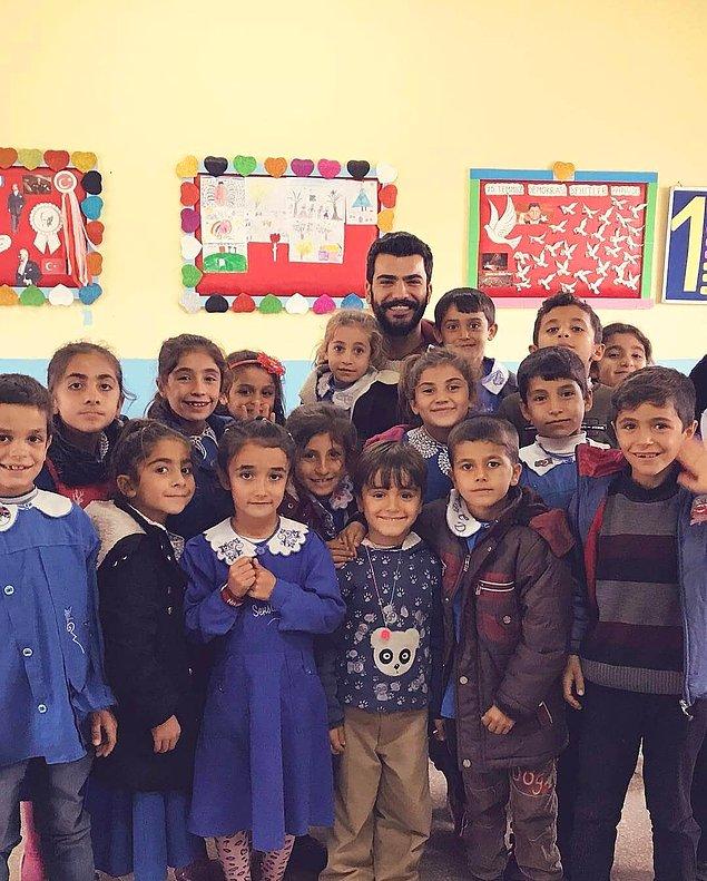 Doğan İlkokulu’nda öğretmen olan Ali Karayılan, küçük şeylerden mutlu olmayı öğrendiği öğrencilerinden hayallerindeki oyuncağı çizmelerini istedi.