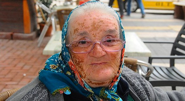 Küçük bir market seperinin içinde nergis, tespih, anahtarlık gibi ürünler satan Pamuk Teyze, kazandığı parayla üniversite öğrencisi olan torununu okutmaya çalışıyor.