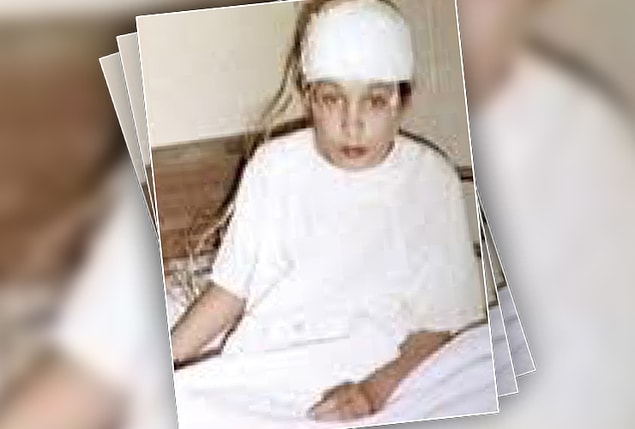 Sosyal işler müdürlüğünün bu korkunç olayın farkına varması polisi de hareketlendirmişti. Eve giden şerif, tüm perdelerin sürekli kapalı tutulduğunu ve evin karanlık olduğunu gördü.